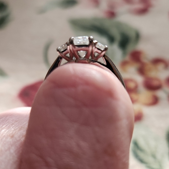 Moissanite engagement ring - Picture 2 of 10